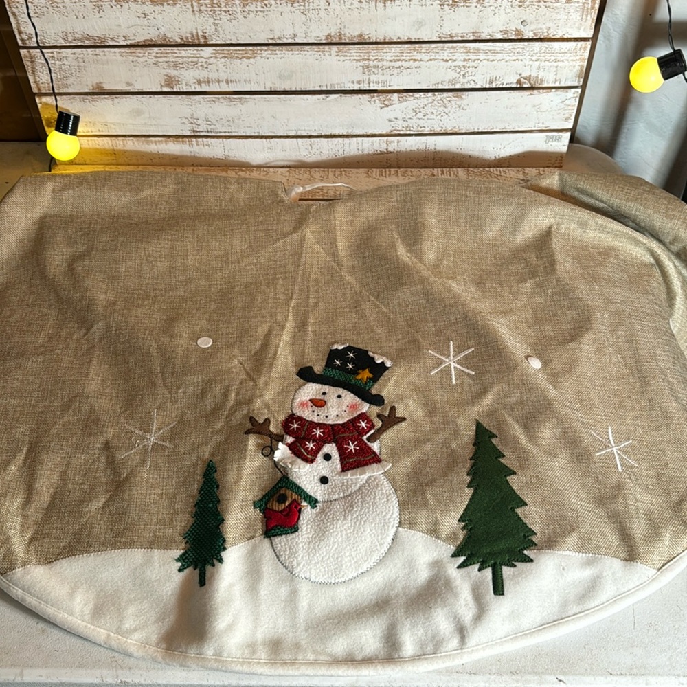 Snowman and burlap styled tree skirt